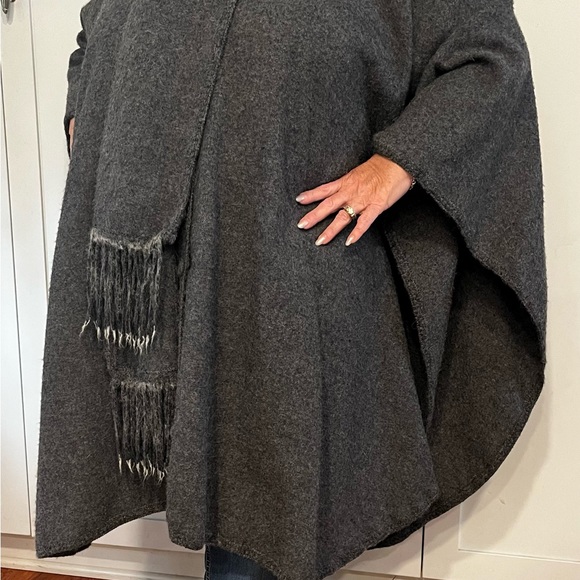 Baby alpaca cape/pancho, medium weight & warm - Picture 2 of 9